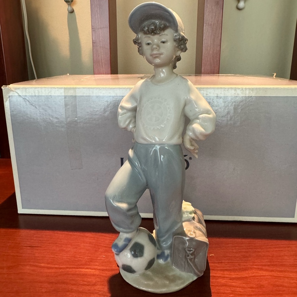 Lladro retired # 7605, with box, signed by artist
